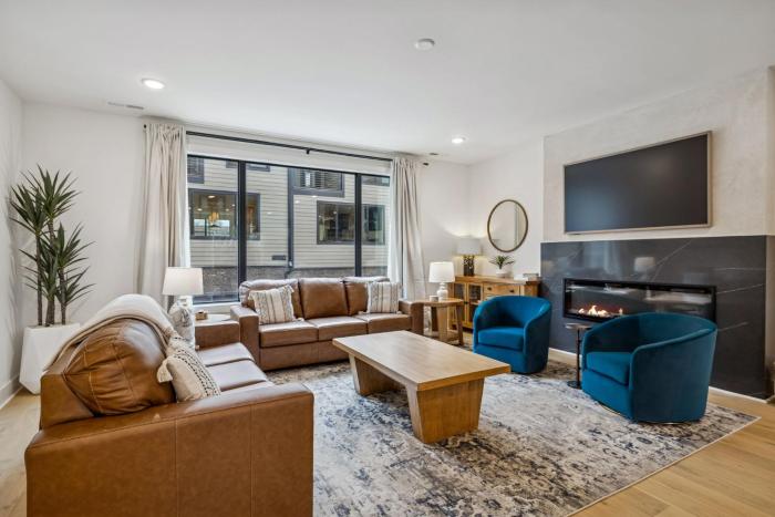 3BR Townhome Rooftop Views Hot Tub & Fireplace