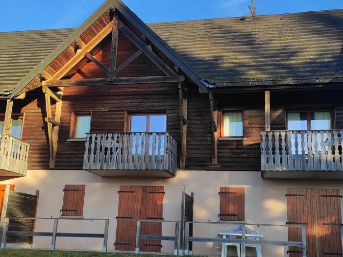 Appartement 5 Pers. avec Piscine à Super-Besse - FR-1-814-175
