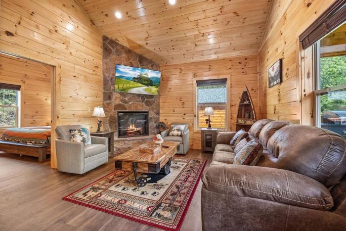 Cozy Cabin with Indoor Pool, Hottub and Arcade