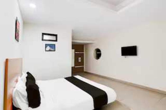 Hotel O Dwarka Mor Metro Station