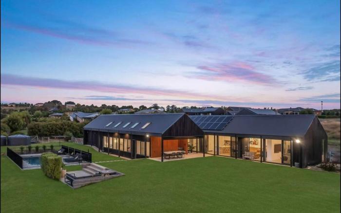 Sunset Ridge Retreat, stunning views, pool & sauna