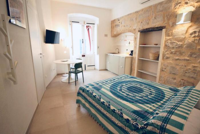 Ca Rouge - Modern & Bright 3BR Boutique Retreat in the Heart of Carloforte