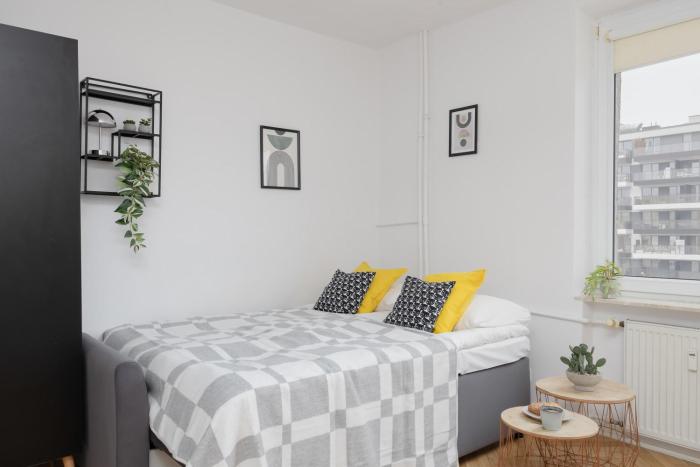 Bright Studio For 2 in Warsaw with Air Conditioning by Noclegi Renters