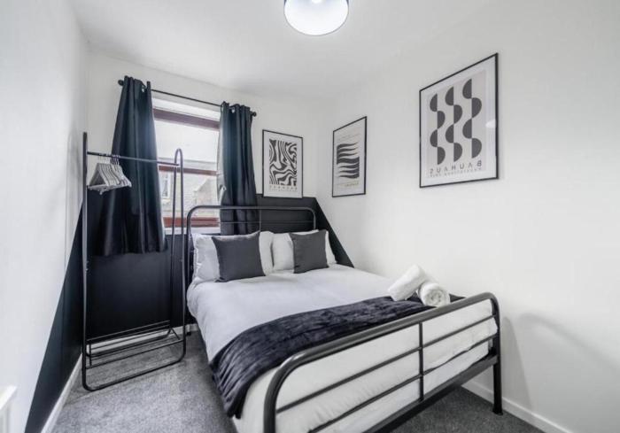 Elegant 2BR Fraserburgh for Work & Family Stays