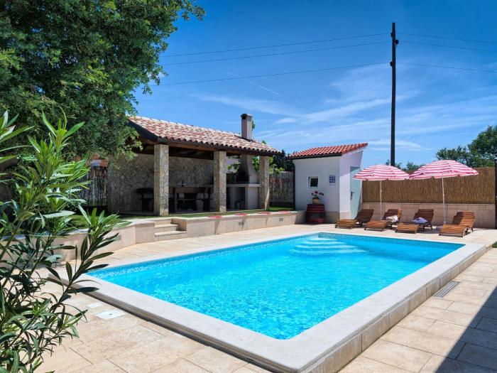 Holiday Home Haus Daniela mit überdachter Terrasse und Pool by Interhome