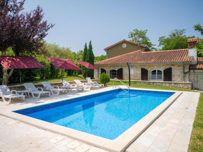 Holiday Home Gemütliches Ferienhaus in Ružići mit Offenem Kamin by Interhome