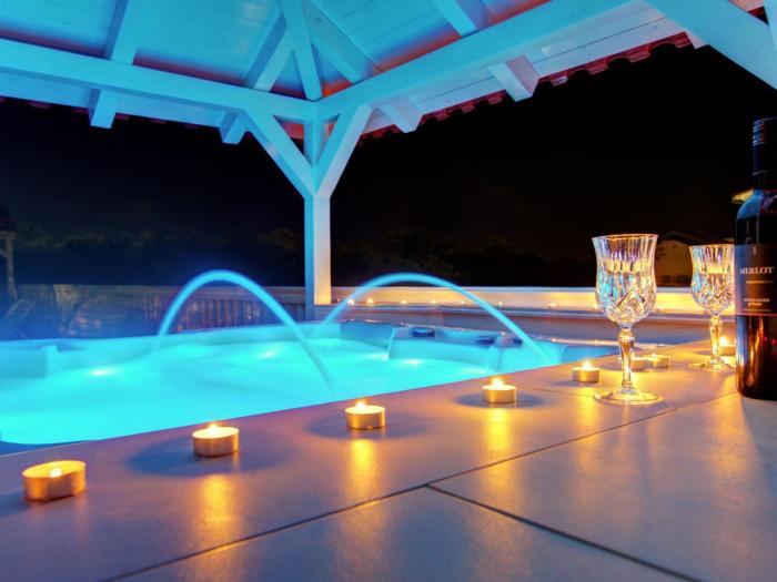 Apartment mit Jacuzzi- Garten und Parkplatz by Interhome