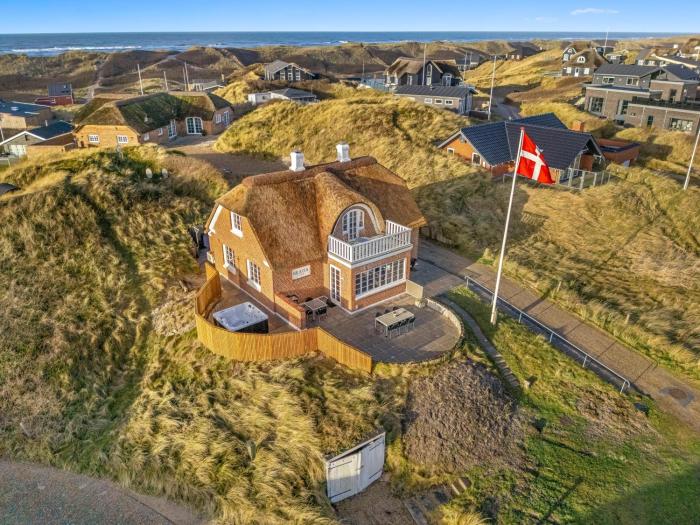 Charming Holiday Home With Outdoor Hot Tub, In The Center Of Søndervig And Only 230 Meters From The North Sea