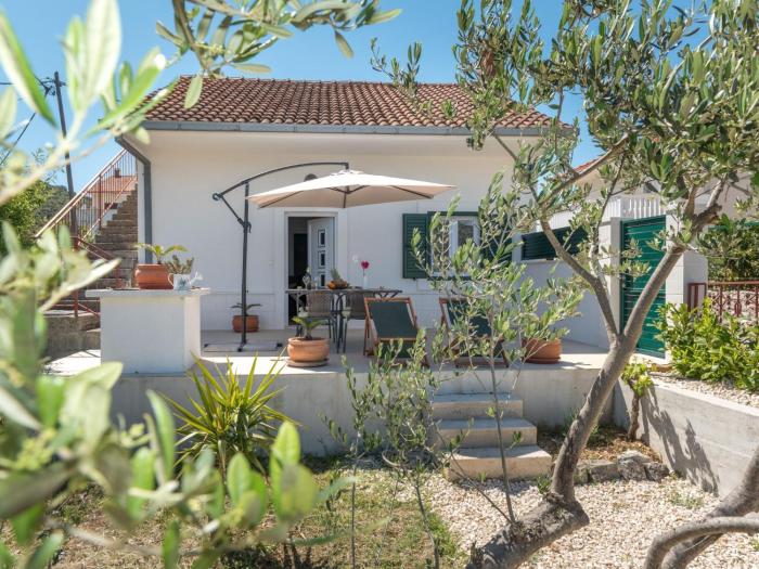 Holiday Home Modernes Ferienhaus mit Terrasse und Meerblick by Interhome