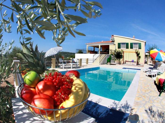 Holiday Home Geräumige Ferienvilla mit Pool und Meerblick by Interhome