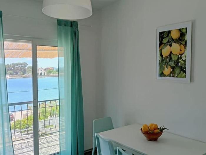 Apartment Wohnung Mama Roza mit Blick auf das Wasser by Interhome