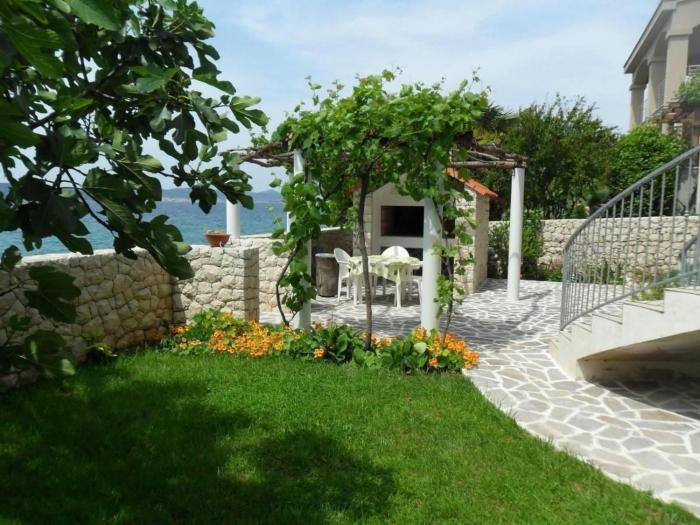 Apartment Apartment Cinthija mit Balkon direkt am Strand by Interhome