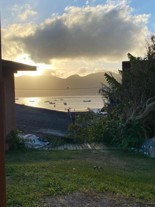 Refúgio para dois ao entardecer na beira-mar