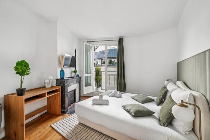 Close to Paris City Center I Eiffel Tower View