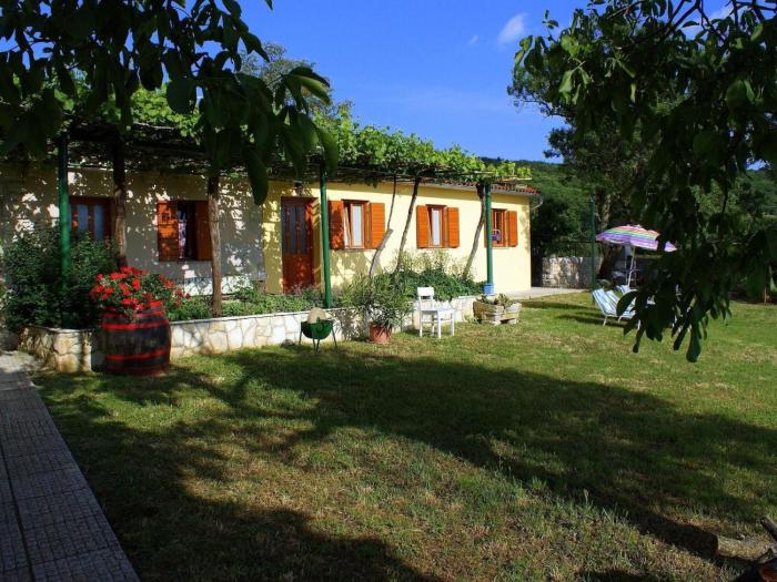 Holiday Home Charmantes Ferienhaus in Bartići mit Terrasse by Interhome