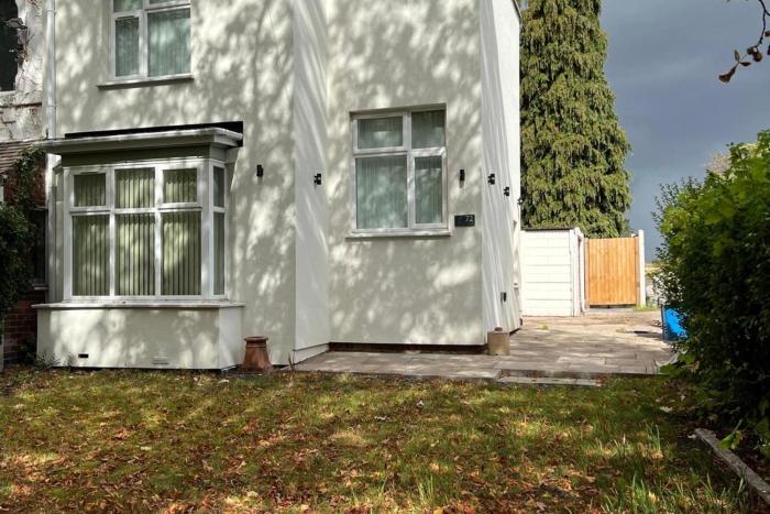 Family small group-WiFi-Parking-Garden-Sleeps 6