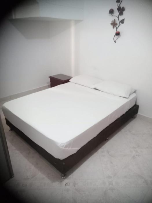 Habitación central con cama doble #1