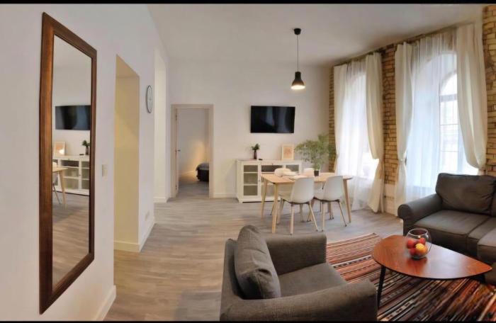 Happy Inn Lux apartment, self Check, parking, Tilto str