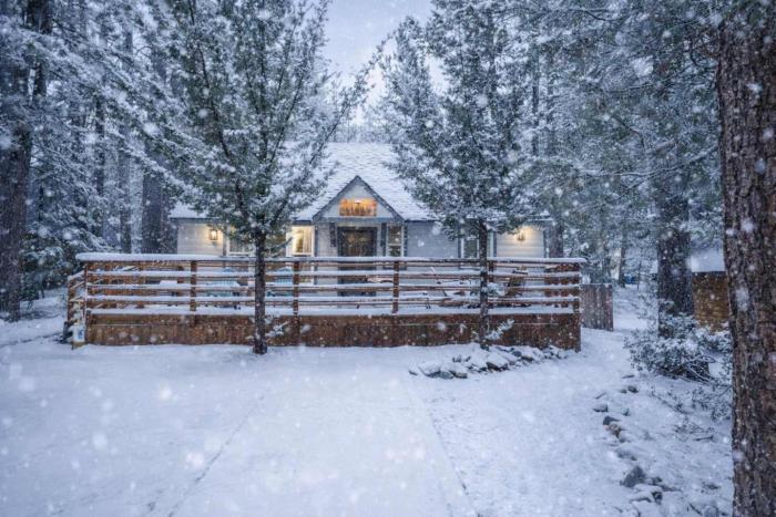 Navigate Stays 5BR Group Lodge Near Mountain & Fun