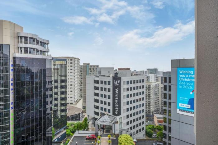 Cityscape Abode near Hospital and Queen St