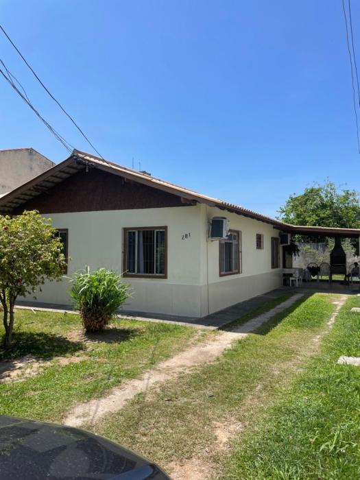 Casa da Dona Edi 200 m da Praia Ar-Condicionado WiFi Até 8 Pessoas