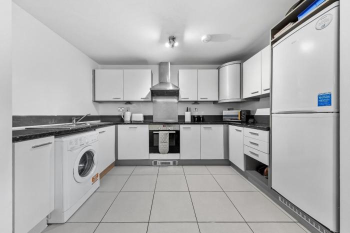 Premium modern 2-bed-2bath great for contractors families groups fast wife 10 sleeps