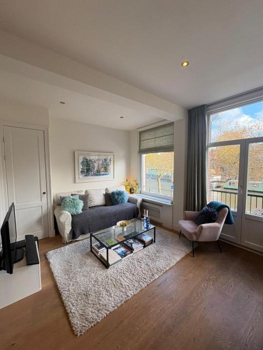 Canal view appartement in the Jordaan