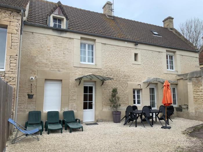 Lescalier rouge - Maison typique avec cour