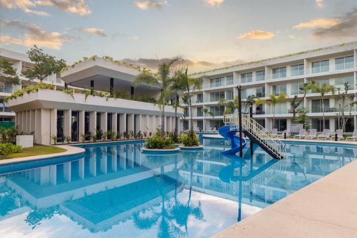 Stylish Playacar Condo with Balcony & Pool