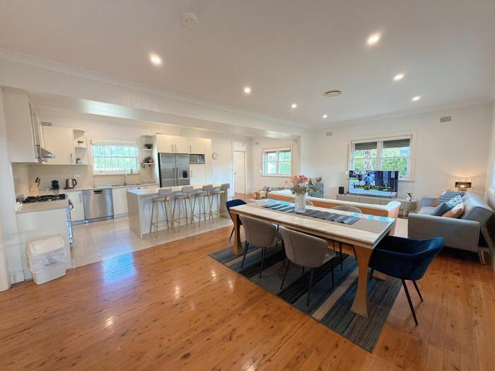 Burwood 4BR Family Home | Fast WiFi & Free Parking
