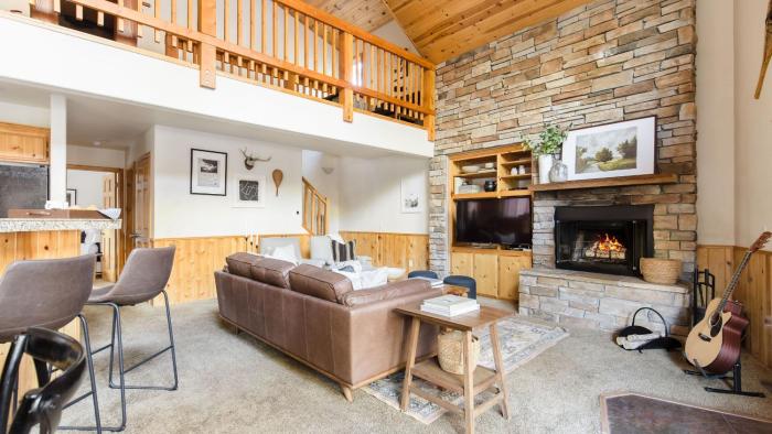 Jackhorn by AvantStay Close to Big Bear Marina and Village Hot Tub Foosball