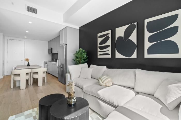 Modern DTLA 1BR l High Rise Pool Gym