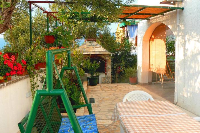 Apartments with parking space Supetar, Brac - 7631
