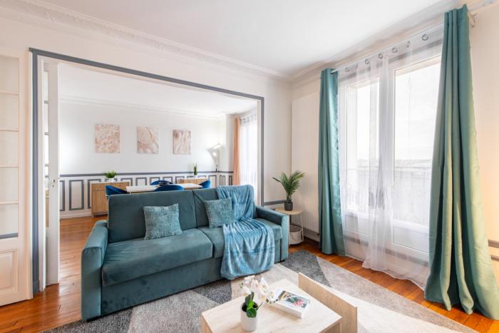 Elegant Haussmannian-style apt in Paris I Balcony and City Views, close to Metro, Parking available