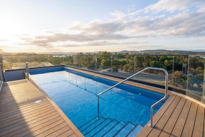 Stylish 1BDR Sunlit Apartment w Rooftop Pool & Gym