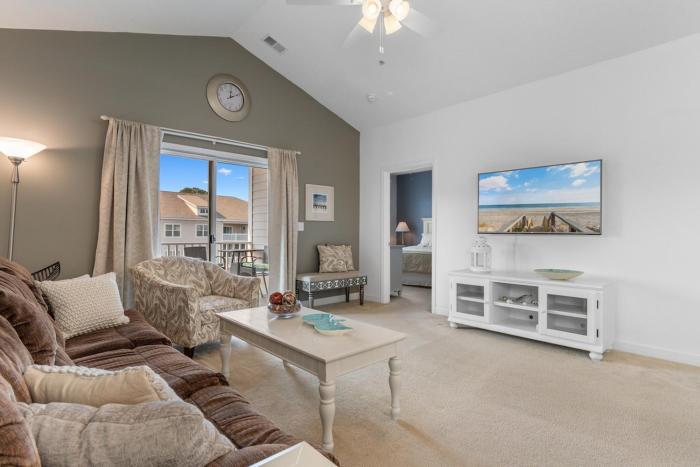 Stylish Barefoot Golf Condo with Pool Access