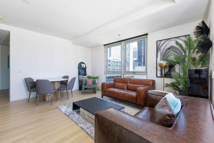 Citylight Haven - Urban Comfort near Melbourne Icons