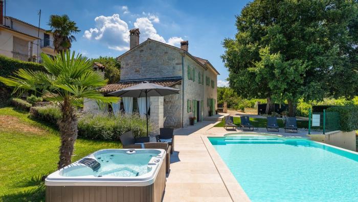 Rustic villa Zvonar with pool in Motovun