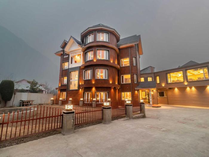 Palette Hotel Cecil by CheckIn, Srinagar