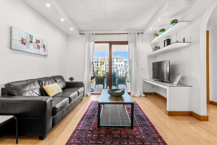 Sea Views Apartment with Terrace and Pools