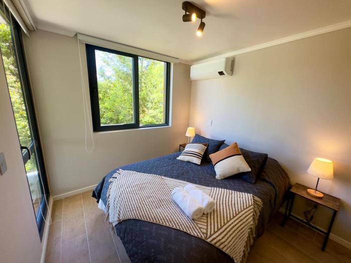 Pucón CENTRO, a pasos de la PLAYA y el LAGO, VISTA al VOLCÁN, Depto NUEVO con Aire Acondicionado, Camas y Plumones ROSEN, 2 Dorm, 2 Baños, 1 Estacionamiento Subterráneo, Terraza, Wifi Alta Velocidad, Ascensor, a pasos del Casino ENJOY