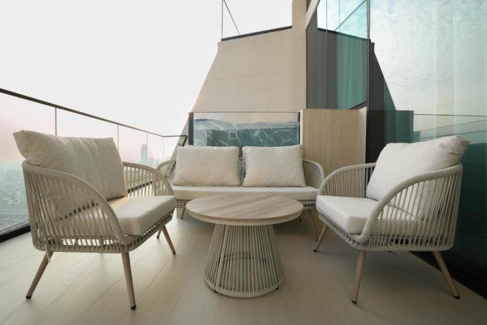 High-End Apartment with Balcony Pool