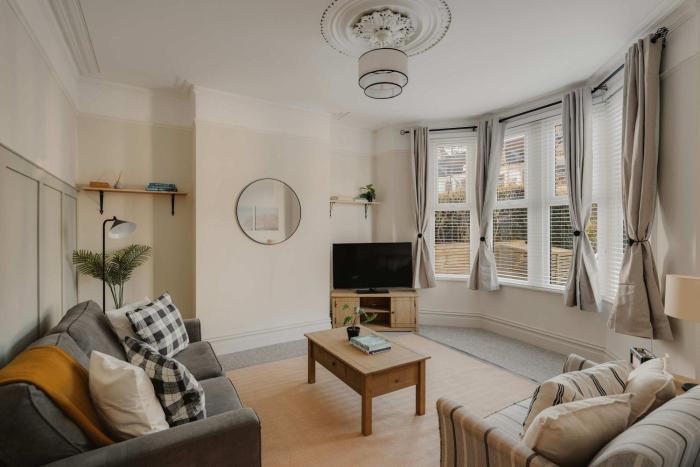 Spacious Five Bedroom House with Garden