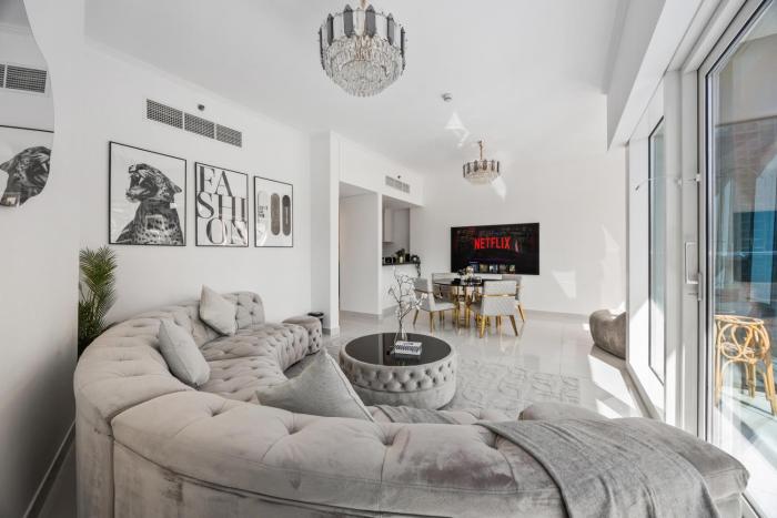 Elite Escapes - Glamorous Damac Heights - 2 BR