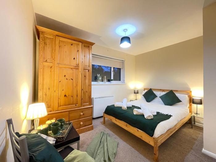 Heathrow to Windsor 2 Bedroom Apartment with Free Parking & WiFi by M4J6 to London and Reading