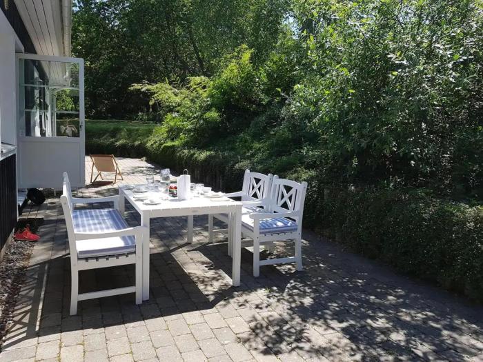 Bright Summer House Near Hyllingebjerg Beach