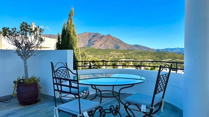 Penthouse with panoramic sea views and free parking