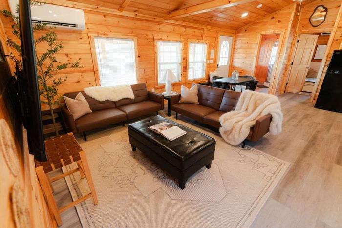 Cedar Wrapped Cozy Villa Cabin - 4 miles from Trails