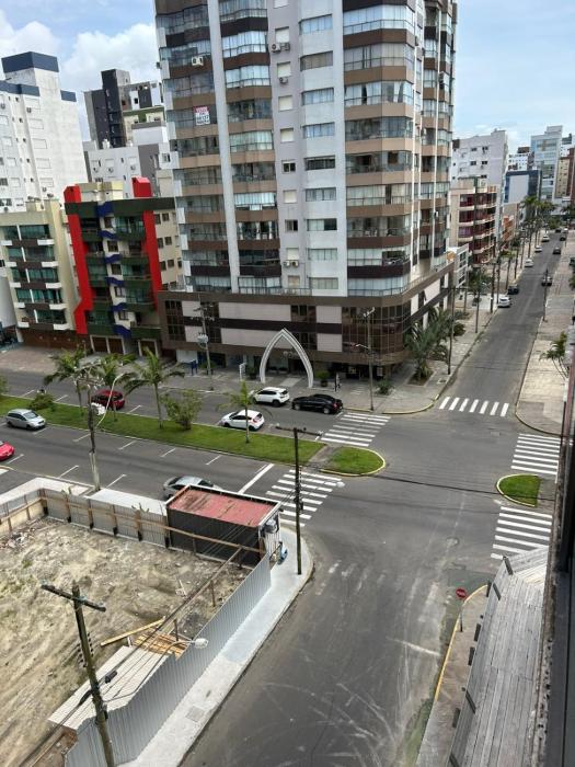 Lindo Apto 02 Dorm perto do centro e praia com elevador e Garagem