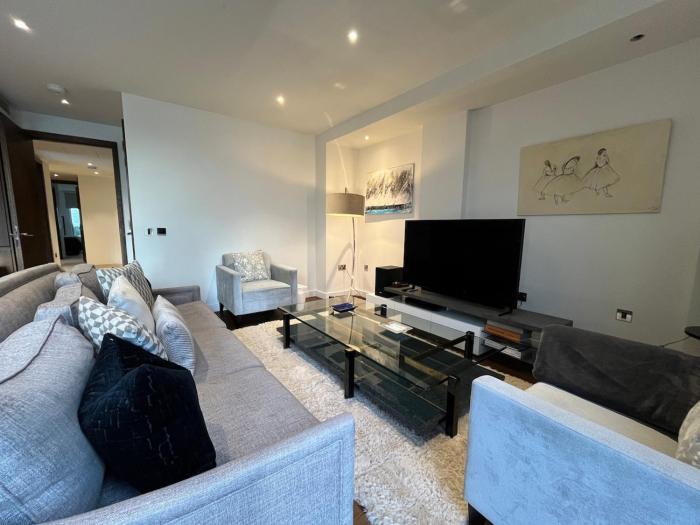 Spacious Chelsea Harbour Home with Garden, Pool, Gym